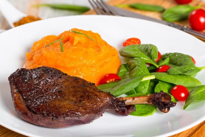 pecene-kachni-stehno-s-dynovym-pyre