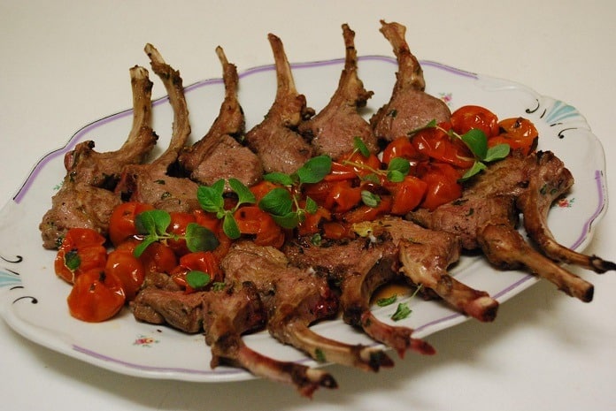 jehněčí žebírka s pečenými rajčátky