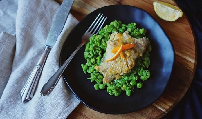 treska na pomerančních se zeleným hráškem