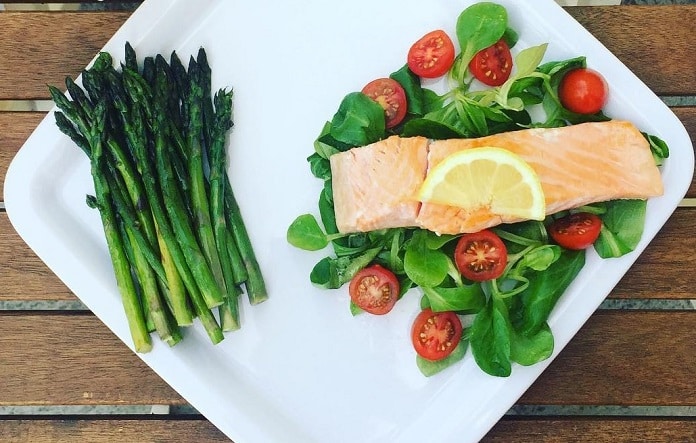 vařený losos s chřestem a polníčkovým salátem