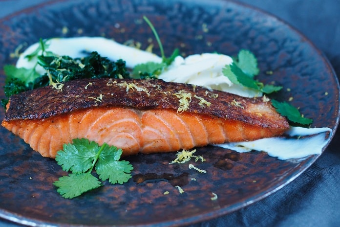 losos s květákovým pyré a kadeřávkem