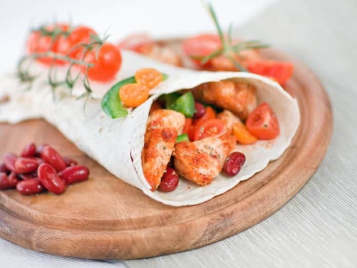 celozrnná tortilla s jogurtovým dipem, zeleninou a kuřecím masem