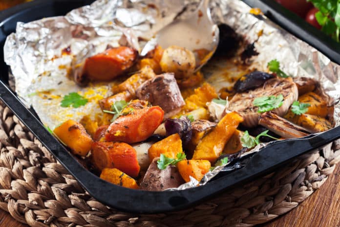 zapečená máslová dýně s batáty, mrkví, seitanem a tahini omáčkou