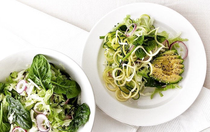 RECEPT: Vydatný salát s cuketou, špenátem a anýzovou zálivkou