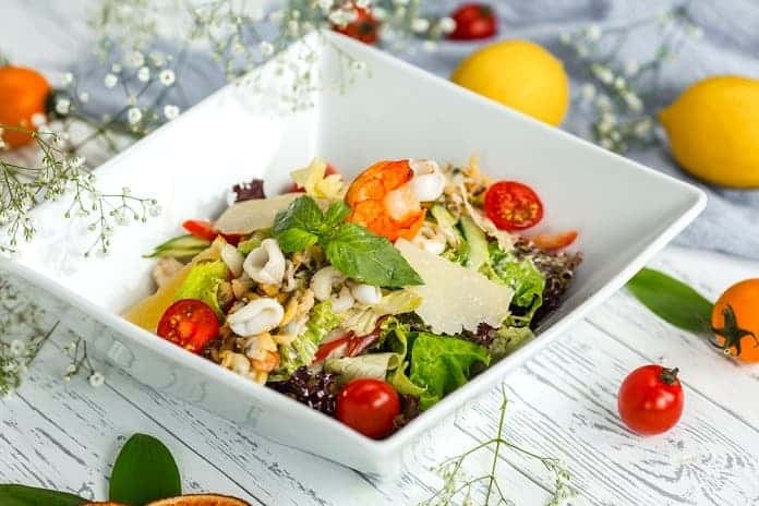 salát s celozrnnou rýží, krevetami, zeleninou a dresinkem z medu a chilli