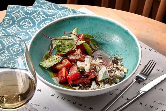 kuskus s mozzarellou, rajčaty a salátovými listy