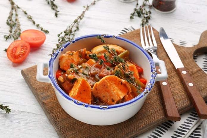 pečené kuře s bylinkami, rajčaty a sladkým bramborem