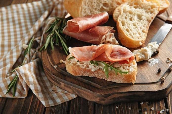 bílé pšeničné nekynuté pečivo s lučinou a kuřecí šunkou s obsahem masa 90 % a více