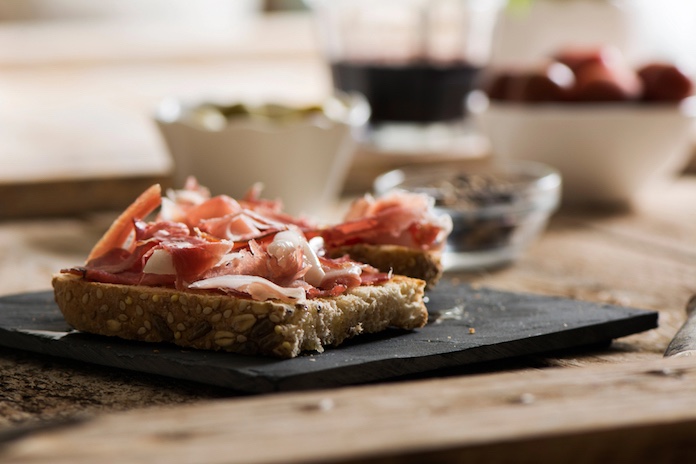 žitný chléb s šunkou