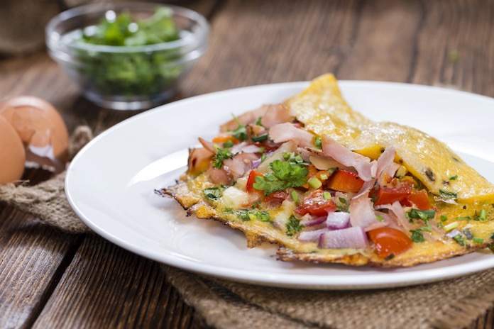 vaječná omeleta se šunkou a celozrnným toastem